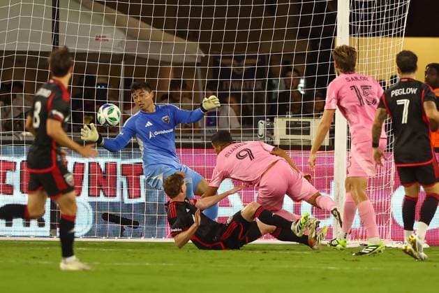 August 23, 2025, Washington Dc, District Of Columbia, USA: Washington, D.C.: D.C. United goalkeeper Luis Barraza (13) makes a save during an MLS, Fussball Herren, USA game on Saturday, August 23rd, 2025 at Audi Field. The DC United and Inter Miami CF played to a 1-1 draw. Washington Dc USA - ZUMAp258 20250823_znp_p258_014 Copyright: xStevexPrakopex