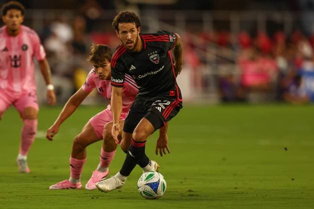 August 23, 2025, Washington Dc, District Of Columbia, USA: Washington, D.C.: D.C. United defender Aaron Herrera (22) dribbles the ball during an MLS, Fussball Herren, USA game on Saturday, August 23rd, 2025 at Audi Field. The DC United and Inter Miami CF played to a 1-1 draw. Washington Dc USA - ZUMAp258 20250823_znp_p258_025 Copyright: xStevexPrakopex