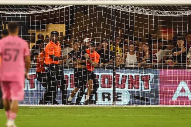 August 23, 2025, Washington Dc, District Of Columbia, USA: Washington, D.C.: A fan is hauled away after entering the pitch at the end of an MLS, Fussball Herren, USA game on Saturday, August 23rd, 2025 at Audi Field. The DC United and Inter Miami CF played to a 1-1 draw. Washington Dc USA - ZUMAp258 20250823_znp_p258_026 Copyright: xStevexPrakopex