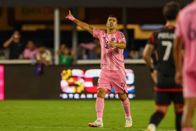 August 23, 2025, Washington Dc, District Of Columbia, USA: Washington, D.C.: Inter Miami CF forward Luis SuoÂ¡rez (9) shouts instructions to his teammates during an MLS, Fussball Herren, USA game on Saturday, August 23rd, 2025 at Audi Field. The DC United and Inter Miami CF played to a 1-1 draw. Washington Dc USA - ZUMAp258 20250823_znp_p258_027 Copyright: xStevexPrakopex