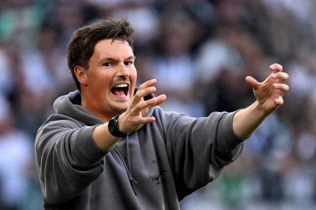 24.08.2025, xjhx, Fussball 1.Bundesliga, Borussia Moenchengladbach - Hamburger SV v.l. Trainer Merlin Polzin (Hamburger SV) gibt Anweisungen, gestikuliert, mit den Armen gestikulieren gives instructions, gesticulate (DFL DFB REGULATIONS PROHIBIT ANY USE OF PHOTOGRAPHS as IMAGE SEQUENCES and or QUASI-VIDEO) Moenchengladbach