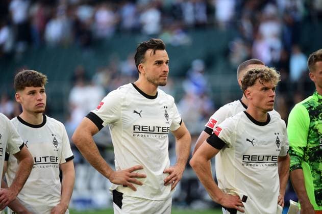 24.08.2025; Moenchengladbach; Fussball, Herren, Saison 2025 2026, Borussia Moenchengladbach vs. Hamburger SV Enttaeuscht; Enttäuschung bei den Gladbachern nach Spielende bei v. li. Lukas Ullrich (Gladbach), Haris Tabakovic (Gladbach), Robin Hack (Gladbach) DFL regulations prohibit any use of photographs as image sequences and or quasi-video. Borussia-Park NRW Deutschland