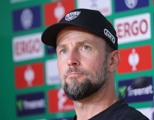 Trainer Sebastian Hoeness (VfB Stuttgart) Fussball, Saison 2025 2026, Maenner, Herren, DFB Pokal, 1. Hauptrunde,Eintracht Stadion Braunschweig, Eintracht Braunschweig gegen VfB Stuttgart, 7-8 n. Elfmeterschiessen DFL REGULATIONS PROHIBIT ANY USE OF PHOTOGRAPHS AS IMAGE SEQUENCES AND OR QUASI-VIDEO.