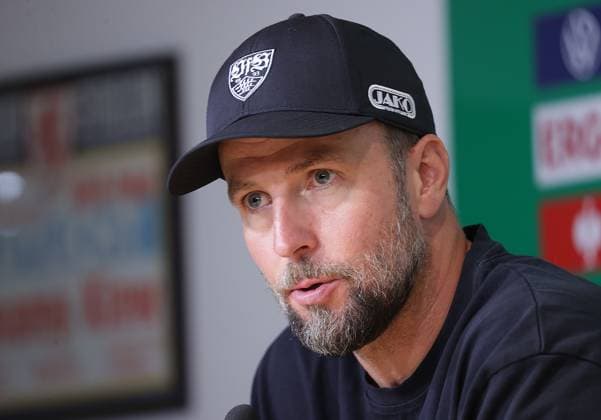 Trainer Sebastian Hoeness (VfB Stuttgart) Fussball, Saison 2025 2026, Maenner, Herren, DFB Pokal, 1. Hauptrunde,Eintracht Stadion Braunschweig, Eintracht Braunschweig gegen VfB Stuttgart, 7-8 n. Elfmeterschiessen DFL REGULATIONS PROHIBIT ANY USE OF PHOTOGRAPHS AS IMAGE SEQUENCES AND OR QUASI-VIDEO.