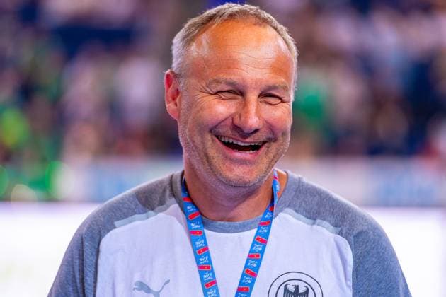 U19-Natipnaltrainer Christopher Nordmeyer (v.l.), TSV Hannover-Burgdorf (grün) gegen VfL Gummersbach (hellblau) am 1. Spieltag der Saison 2025 2026 in der DAIKIN Handball-Bundesliga (27.08.2025, ZAG Arena (Hannover, GER), Copyright: xJanxGuentherx xTSVxHannover-Burgdorfx