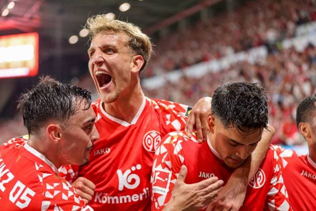DEU, Mainz, FSV Mainz 05 vs Rosenborg Trondheim, Conference League, UEFA, MEWA Arena, Qualifikation, im Bild: Nadiem Amiri (Mainz 05 10) erzielt das Tor zum 4:1, Jubel und Freude mit dem Team, Nelson Weiper (Mainz 05 44) DFB DFL REGULATIONS PROHIBIT ANY USE OF PHOTOGRAPHS AS IMAGE SEQUENCES AND OR QUASI-VIDEO, 28.08.2025, Copyright: HMBxMedia HendrikxHamelau
