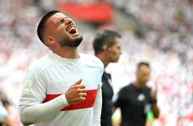 Sport Bilder des Tages Deniz Undav VfB Stuttgart (26) verletzt Verletzung muss vom Platz enttaeuscht Gestik Geste VfB Stuttgart vs Borussia Moenchengladbach BMG 30.08.2025 DFL REGULATIONS PROHIBIT ANY USE OF PHOTOGRAPHS AS IMAGE SEQUENCES AND OR QUASI-VIDEO VfB Stuttgart vs Borussia Moenchengladbach BMG