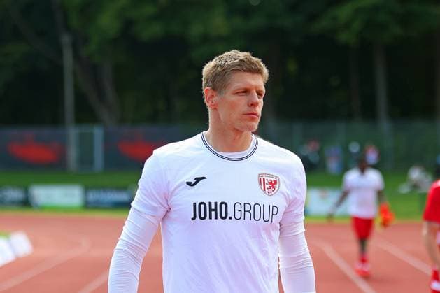 Bild: v.li.: Jakub Jakubov 1(Greifswalder FC) --- Regionalliga Nordost Greifswalder FC (rot) gegen Hallescher FC (grün) 30.08.2025 in Greifswald