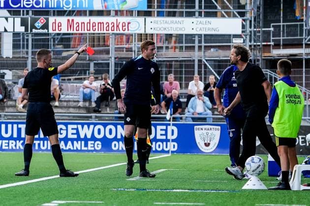 SPAKENBURG , 30-08-2025 , Sportpark De Westmaat , season 2025 2026 , Dutch Tweede Divisie football , match between Spakenburg and HSV Hoek , picture shows Referee Niels Boel shows a red card to SV Spakenburg head coach Chris de Graaf Spakenburg - HSV Hoek  x30745070x Copyright: