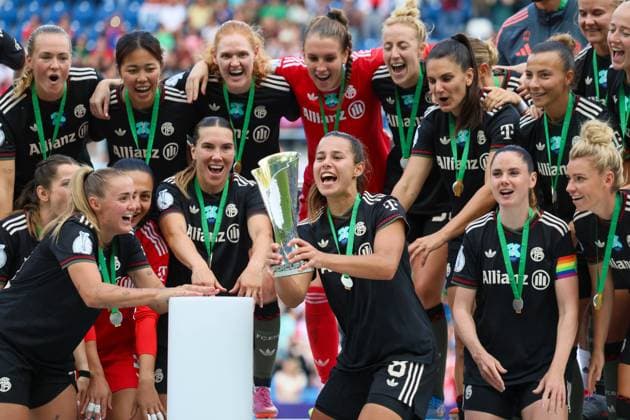 Sport Bilder des Tages Karlsruhe, Deutschland 30. August 2025: DFB - Supercup - Frauen - 2025 2026 - FC Bayern München vs. VfL Wolfsburg Im Bild: Lena Oberdorf (FCB), mittig im Bild, hält den Pokal bei der Siegerehrung des Google Pixel Supercups 2025 und jubelt mit ihren Mannschaftskolleginnen DFB regulations prohibit any use of photographs as image sequences and or quasi-video BBBank Wildpark Baden Württemberg Copyright: xFotostandx xFantinix