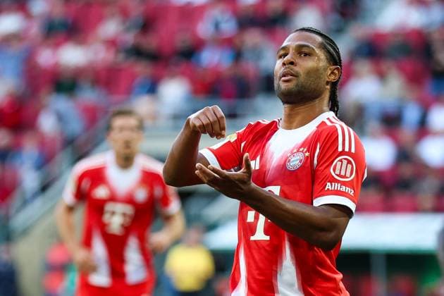 Sport Bilder des Tages Fußball 1. Bundesliga 2. Spieltag FC Augsburg - FC Bayern München am 30.08.2025 in der WWK Arena in Augsburg Torjubel Jubel zum 0:1 durch Serge Gnabry ( München ) DFL regulations prohibit any use of photographs as image sequences and or quasi-video.