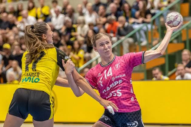 Sport Bilder des Tages Alicia Langer (Borussia Dortmund, 17) gegen Klara Schlegel (TuS Metzingen, 14) GER, Borussia Dortmund vs. TuS Metzingen, Handball, ALSCO Frauen Bundesliga, Saison 2025 2026, 1. Spieltag, 30.08.2025. GER, Borussia Dortmund vs. TuS Metzingen, Handball, ALSCO Frauen Bundesliga, Saison 2025 2026, 1. Spieltag, 30.08.2025. Dortmund Copyright: xEibner-Pressefoto WolfgangxStummx EP_EER