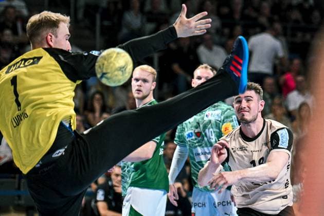 31.08.2025, xlakx, Handball Daikin HBL, Fuechse Berlin - Bergischer HC v.l. Lasse Ludwig (Fuechse Berlin), Yannick Fraatz (Bergischer HC) wirft Tor, Torschuetze, erzielt Tor, Treffer, scores the goal Berlin