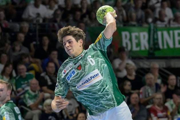 im Bild v.l.: Leo Prantner (Fuechse Berlin), Action, Kampf, kaempft um den Ball, GER, Berlin, Handball, Fuechse Berlin vs Bergischer HC, DAIKIN Handball-Bundesliga, in der Max Schmeling Halle, 31.08.2025, Copyright: HMBxMedia UwexKoch