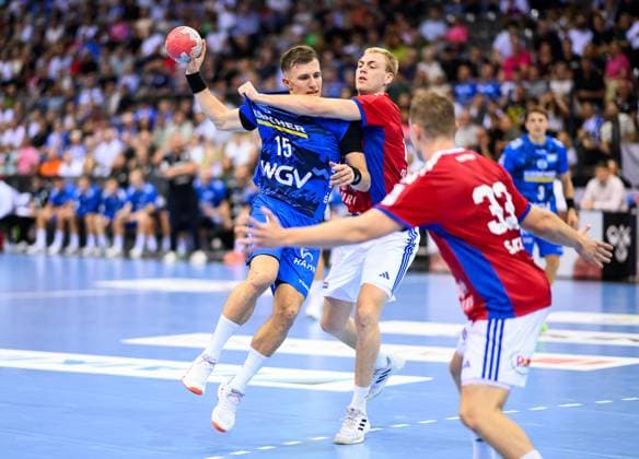 Simone Mengon (TVB Stuttgart, 15), beim Wurf, TVB Stuttgart vs. Handball Verein Hamburg, Handball, DAIKIN 1. Handball Bundesliga, 1. Spieltag, Saison 2025 2026, 31.08.2025 Eibner-Pressefoto Andreas Ulmer TVB Stuttgart vs. Handball Sport Verein Hamburg, Handball, DAIKIN 1. Handball Bundesliga, 1. Spieltag, Saison 2025 2026, 31.08.2025 Stuttgart Copyright: xEibner-Pressefoto AndreasxUlmerx EP_AUR