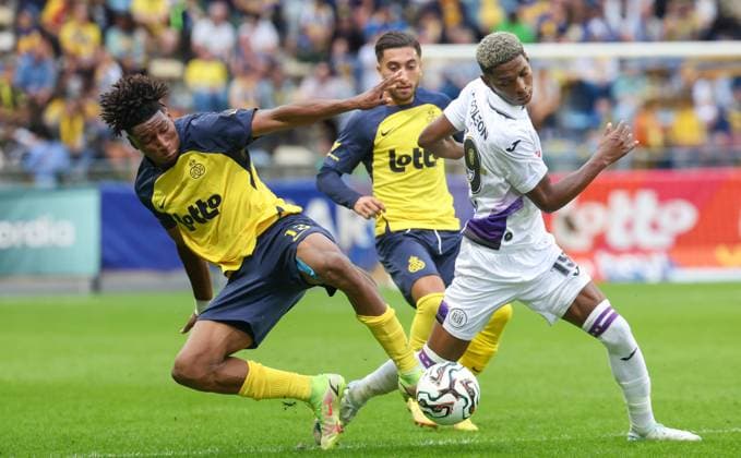 Union s Kevin Rodriguez and Anderlecht s Nilson Angulo fight for the ball during a soccer match between Royale Union Saint-Gilloise and RSC Anderlecht, Sunday 31 August 2025 in Brussels, on day 6 of the 2025-2026 Jupiler Pro League first division of the Belgian championship. VIRGINIExLEFOUR  x132963449x