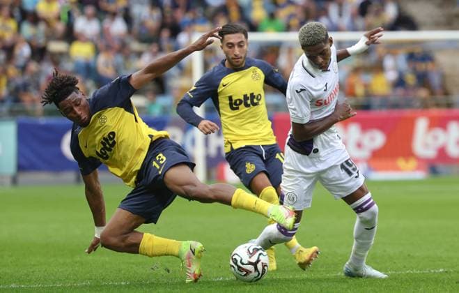 Union s Kevin Rodriguez and Anderlecht s Nilson Angulo fight for the ball during a soccer match between Royale Union Saint-Gilloise and RSC Anderlecht, Sunday 31 August 2025 in Brussels, on day 6 of the 2025-2026 Jupiler Pro League first division of the Belgian championship. VIRGINIExLEFOUR  x132963469x