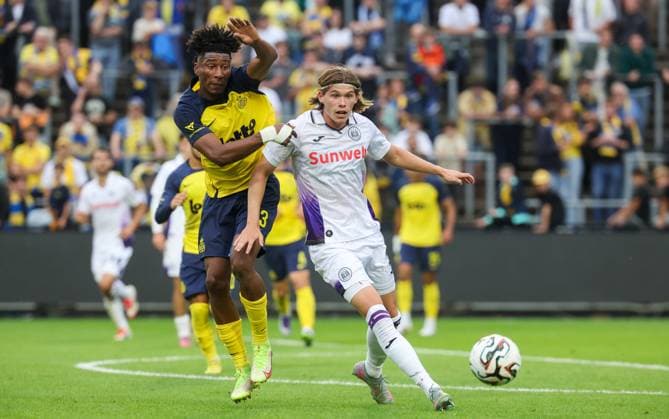 Union s Kevin Rodriguez and Anderlecht s Lucas Hey fight for the ball during a soccer match between Royale Union Saint-Gilloise and RSC Anderlecht, Sunday 31 August 2025 in Brussels, on day 6 of the 2025-2026 Jupiler Pro League first division of the Belgian championship. VIRGINIExLEFOUR  x132964513x
