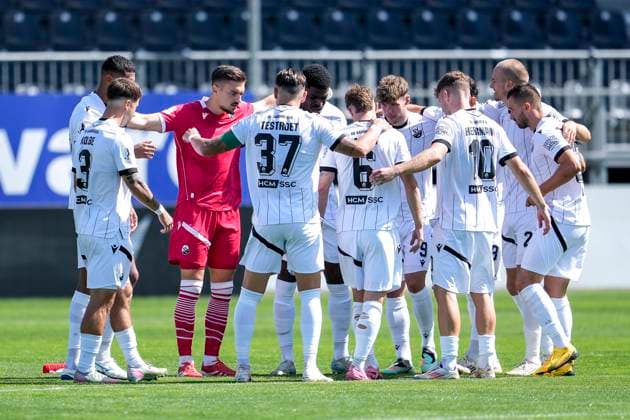 Spieler vom SV Sandhausen (SVS), schwören sich mit einem Mannschaftskreis vor dem Anpfiff ein, Kreis, Teamkreis, Konzentration, Kameradschaft, Ansprache, Motivation, 31.08.2025, Sandhausen (Deutschland), Fussball, Regionalliga Südwest, SV Sandhausen - SC Freiburg II