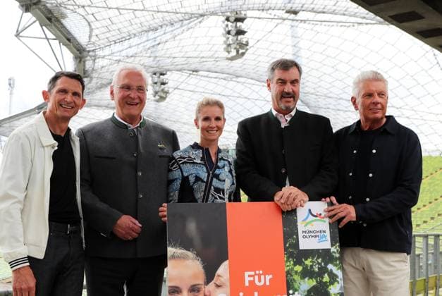 Pressekonferenz zum Stand der Olympia-Bewerbung der Stadt München, Olympiastadion München Hier im Bild Michael Teuber mit Joachim Herrmann, Bayerns Sportminister, Innenminister, Jessica von Bredow-Werndl, Dr. Markus Söder, Bayerns Ministerpräsident und Dieter Reiter, Oberbürgermeister Stadt München (v.l.n.r.) auf einer Pressekonferenz zum Stand der Olympia Bewerbug der Landeshauptstadt München, Olympiade