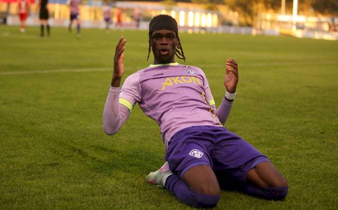 02.09.2025, xfsx, Herren, Fussball, Saison 2025 2026, BFV Verbandspokal, Achtelfinale: SpVgg Hankhofen-Hailing - FC Wuerzburger Kickers v.li.: Cherif Cisse (FC Wuerzburger Kickers) mit Torjubel, celebrate the goal, goal celebration, Jubel ueber das Tor zum 0:1, Freisteller, Einzelbild, Aktion Leiblfing Maierhofer-Bau-Stadion Bayern Deutschland
