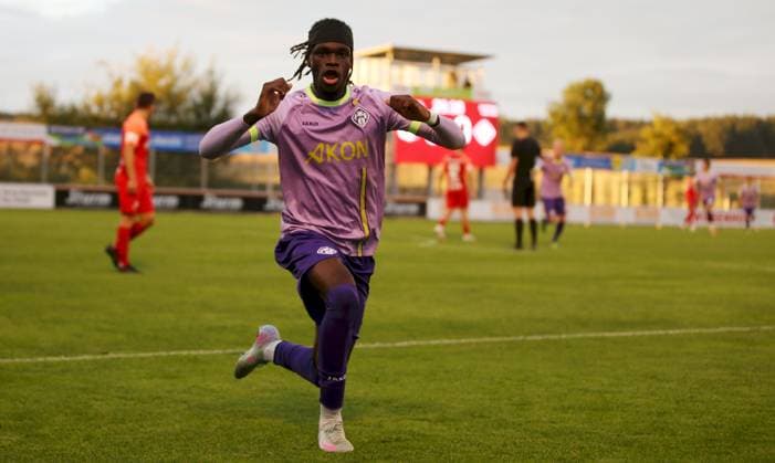 02.09.2025, xfsx, Herren, Fussball, Saison 2025 2026, BFV Verbandspokal, Achtelfinale: SpVgg Hankhofen-Hailing - FC Wuerzburger Kickers v.li.: Cherif Cisse (FC Wuerzburger Kickers) mit Torjubel, celebrate the goal, goal celebration, Jubel ueber das Tor zum 0:1, Freisteller, Einzelbild, Aktion Leiblfing Maierhofer-Bau-Stadion Bayern Deutschland