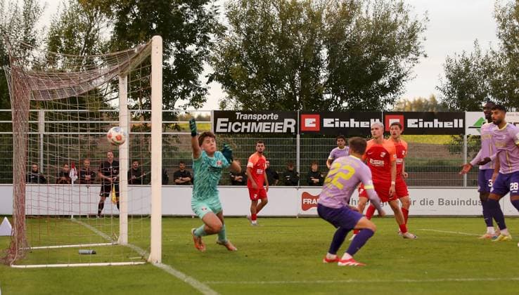 02.09.2025, xfsx, Herren, Fussball, Saison 2025 2026, BFV Verbandspokal, Achtelfinale: SpVgg Hankhofen-Hailing - FC Wuerzburger Kickers v.li.: Cherif Cisse (FC Wuerzburger Kickers) nicht im Bild erzielt das Tor zum 0:1, scores the goal 0:1, Patrick Neumayer (SpVgg Hankhofen-Hailing) Leiblfing Maierhofer-Bau-Stadion Bayern Deutschland