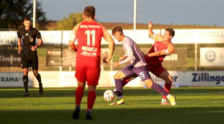 02.09.2025, xfsx, Herren, Fussball, Saison 2025 2026, BFV Verbandspokal, Achtelfinale: SpVgg Hankhofen-Hailing - FC Wuerzburger Kickers v.li.: Schiedsrichter Lukas Schwender, Daniel Rabanter (SpVgg Hankhofen-Hailing), Tiago de Moura Moraes (FC Wuerzburger Kickers), Tobias Gayring (SpVgg Hankhofen-Hailing) Leiblfing Maierhofer-Bau-Stadion Bayern Deutschland