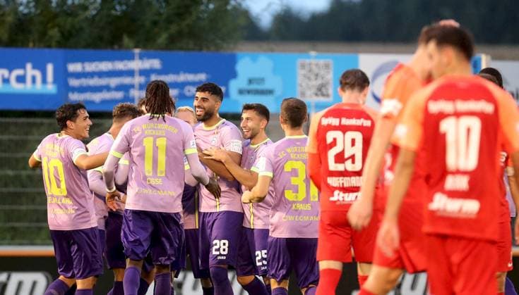02.09.2025, xfsx, Herren, Fussball, Saison 2025 2026, BFV Verbandspokal, Achtelfinale: SpVgg Hankhofen-Hailing - FC Wuerzburger Kickers v.li.: Spieler des FC Wuerzburger Kickers mit Torjubel, celebrate the goal, goal celebration, Jubel ueber das Tor zum 0:2 durch Luke Hemmerich (FC Wuerzburger Kickers), Jonas Hoffmann (SpVgg Hankhofen-Hailing), Baran Berk (SpVgg Hankhofen-Hailing) Leiblfing Maierhofer-Bau-Stadion Bayern Deutschland