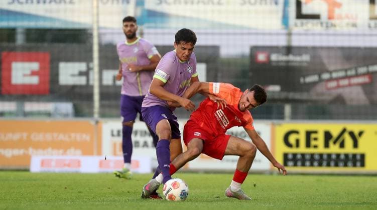02.09.2025, xfsx, Herren, Fussball, Saison 2025 2026, BFV Verbandspokal, Achtelfinale: SpVgg Hankhofen-Hailing - FC Wuerzburger Kickers v.li.: Ebrahim Fahrahnak (FC Wuerzburger Kickers), Eroll Zejnullahu (FC Wuerzburger Kickers), Baran Berk (SpVgg Hankhofen-Hailing) Leiblfing Maierhofer-Bau-Stadion Bayern Deutschland
