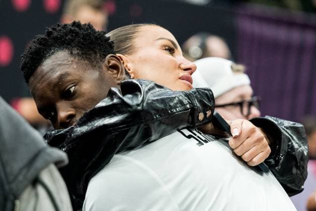FIBA EuroBasket 2025: Finnland - Deutschland; 03.09.2025 Dennis Schröder (Deutschland, 17) und seine Frau Ellen umarmen sich nach dem Spiel FIBA EuroBasket 2025: Finnland - Deutschland, Tampere, Nokia Arena am 03.09.2025 Copyright: xBEAUTIFULxSPORTS Wunderlx