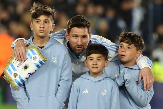 Argentina s forward Lionel Messi (C-back) and his three children (Thiago, Mateo and Ciro) gesture before the South American qualification football match between Argentina and Venezuela for the FIFA World Cup, WM, Weltmeisterschaft, Fussball 2026 at the Monumental stadium in Buenos Aires on September 4, 2025. BUENOS AIRES ARGENTINA Copyright: xALEJANDROxPAGNIx