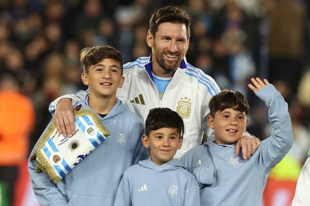 Argentina s forward Lionel Messi (C-back) and his three children (Thiago, Mateo and Ciro) gesture before the South American qualification football match between Argentina and Venezuela for the FIFA World Cup, WM, Weltmeisterschaft, Fussball 2026 at the Monumental stadium in Buenos Aires on September 4, 2025. BUENOS AIRES ARGENTINA Copyright: xALEJANDROxPAGNIx