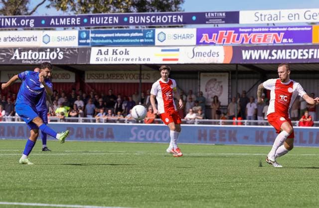 SPAKENBURG , 06 09-2025 , Sportpark de Westmaat , season 2025 2026 , Dutch Tweede divisie football , match between IJsselmeervogels and BVV Barendrecht , picture shows Player Barendrecht Redouan Omar Ouali Player IJsselmeervogels Junior van der Velden IJsselmeervogels - BVV Barendrecht  x30882834x Copyright: