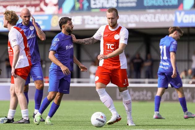 SPAKENBURG , 06 09-2025 , Sportpark de Westmaat , season 2025 2026 , Dutch Tweede divisie football , match between IJsselmeervogels and BVV Barendrecht , picture shows Player Barendrecht Redouan Omar Ouali Player IJsselmeervogels Junior van der Velden IJsselmeervogels - B VVBarendrecht  x30882915x Copyright: