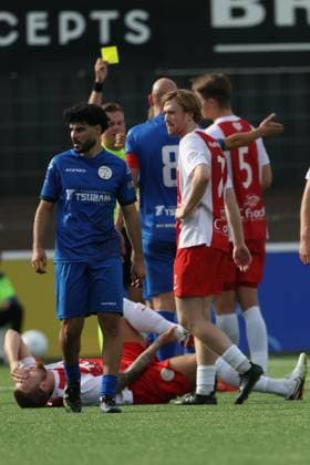 SPAKENBURG , 06 09-2025 , Sportpark de Westmaat , season 2025 2026 , Dutch Tweede divisie football , match between IJsselmeervogels and BVV Barendrecht , picture shows Yellow card give to Player Barendrecht Joey Jongman IJsselmeervogels - Barendrecht  x30882954x Copyright: