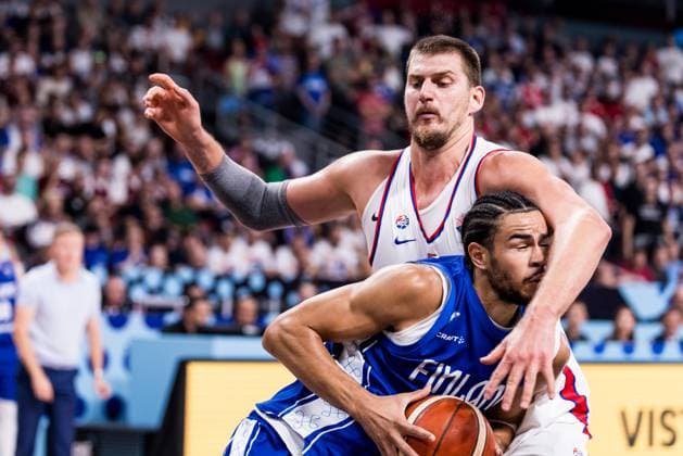 FIBA EuroBasket 2025: Serbien - Finnland; 06.09.2025 Oliver Nkamhoua (Finnland, 13) am Ball, Nikola Jokic (Serbien, 15) FIBA EuroBasket 2025: Serbien - Finnland, Riga, Arena Riga am 06.09.2025 Copyright: xBEAUTIFULxSPORTS Wunderlx