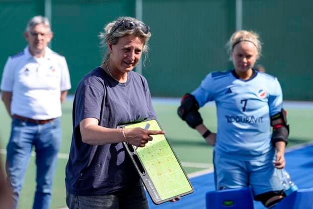 Sofie Gierts (Trainerin, Cheftrainerin, MHC), gibt ihren Spielerinnen in der Halbzeitpause Anweisungen, gestikuliert, mit den Armen gestikulieren, Aktion, Action, Besprechung, 07.09.2025, Mannheim (Deutschland), Hockey, 1. Bundesliga, Damen, Mannheimer HC - Düsseldorfer HC