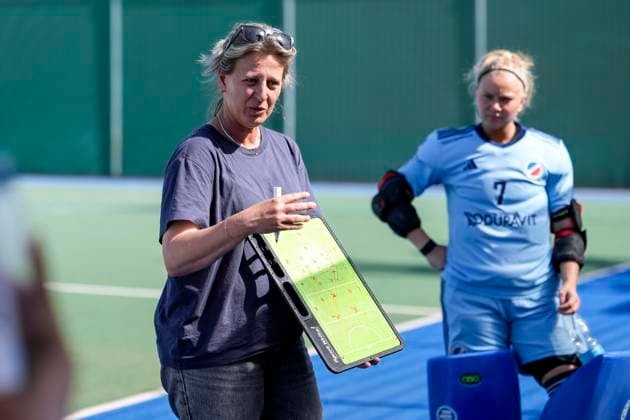 Sofie Gierts (Trainerin, Cheftrainerin, MHC), gibt ihren Spielerinnen in der Halbzeitpause Anweisungen, gestikuliert, mit den Armen gestikulieren, Aktion, Action, Besprechung, 07.09.2025, Mannheim (Deutschland), Hockey, 1. Bundesliga, Damen, Mannheimer HC - Düsseldorfer HC