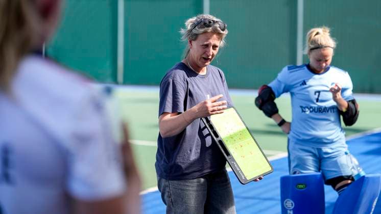 Sofie Gierts (Trainerin, Cheftrainerin, MHC), gibt ihren Spielerinnen in der Halbzeitpause Anweisungen, gestikuliert, mit den Armen gestikulieren, Aktion, Action, Besprechung, 07.09.2025, Mannheim (Deutschland), Hockey, 1. Bundesliga, Damen, Mannheimer HC - Düsseldorfer HC