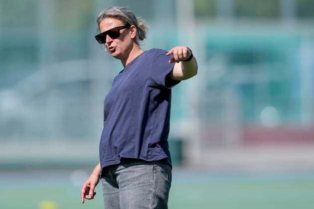 Sofie Gierts (Trainerin, Cheftrainerin, MHC), gibt Anweisungen, gestikuliert, mit den Armen gestikulieren, Einzelbild, Einzelfoto, Aktion, Action, 07.09.2025, Mannheim (Deutschland), Hockey, 1. Bundesliga, Damen, Mannheimer HC - Düsseldorfer HC