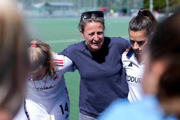 Sofie Gierts (Trainerin, Cheftrainerin, MHC) gibt ihren Spielerinnen letzte Anweisungen vor dem Spiel, motiviert, Motivation, Ansprache, Besprechung, Vorfreude, Aktion, Action, Spielszene, 07.09.2025, Mannheim (Deutschland), Hockey, 1. Bundesliga, Damen, Mannheimer HC - Düsseldorfer HC