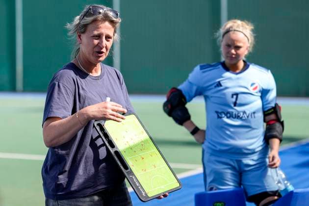 Sofie Gierts (Trainerin, Cheftrainerin, MHC), gibt ihren Spielerinnen in der Halbzeitpause Anweisungen, gestikuliert, mit den Armen gestikulieren, Einzelbild, Einzelfoto, Aktion, Action, 07.09.2025, Mannheim (Deutschland), Hockey, 1. Bundesliga, Damen, Mannheimer HC - Düsseldorfer HC