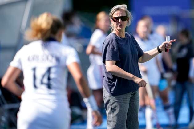 Sofie Gierts (Trainerin, Cheftrainerin, MHC), gibt Anweisungen, gestikuliert, mit den Armen gestikulieren, Einzelbild, Einzelfoto, Aktion, Action, 07.09.2025, Mannheim (Deutschland), Hockey, 1. Bundesliga, Damen, Mannheimer HC - Düsseldorfer HC