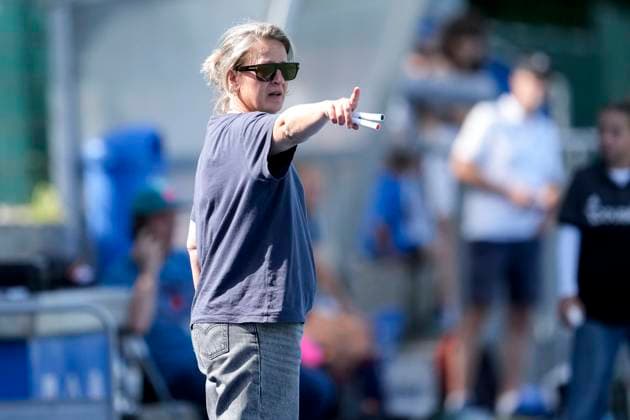 Sofie Gierts (Trainerin, Cheftrainerin, MHC), gibt Anweisungen, gestikuliert, mit den Armen gestikulieren, Einzelbild, Einzelfoto, Aktion, Action, 07.09.2025, Mannheim (Deutschland), Hockey, 1. Bundesliga, Damen, Mannheimer HC - Düsseldorfer HC