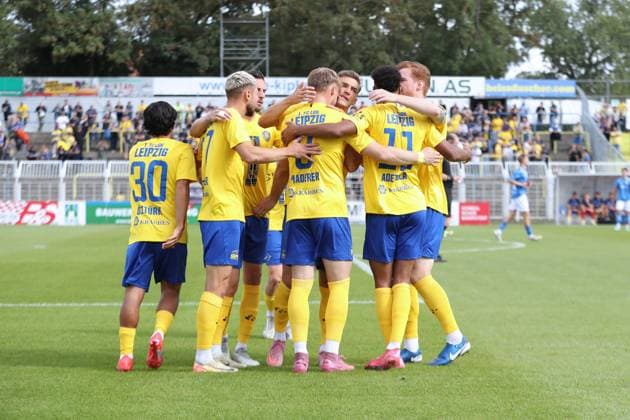 Fußball-Regionalliga Nordost: 1. FC Lok Leipzig vs. FSV 63 Luckenwalde, 13.09.25 Tor-Jubel beim Team von Lok Leipzig. Fußball, Regionalliga Nordost, Saison 2025 2026, 7. Spieltag: 1. FC Lok Leipzig vs. FSV 63 Luckenwalde am 13.09.25 im Bruno-Plache-Stadion, Leipzig. Copyright: xBEAUTIFULxSPORTS JanxKaeferx