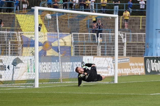 Fußball-Regionalliga Nordost: 1. FC Lok Leipzig vs. FSV 63 Luckenwalde, 13.09.25 Keine Chance für Torwart Florian Palmowski (1, FSV Luckenwalde), Elfmeter-Tor für Lok Leipzig. Fußball, Regionalliga Nordost, Saison 2025 2026, 7. Spieltag: 1. FC Lok Leipzig vs. FSV 63 Luckenwalde am 13.09.25 im Bruno-Plache-Stadion, Leipzig. Copyright: xBEAUTIFULxSPORTS JanxKaeferx