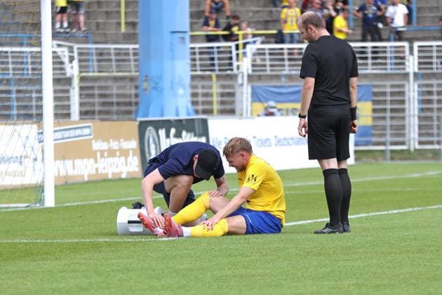 Fußball-Regionalliga Nordost: 1. FC Lok Leipzig vs. FSV 63 Luckenwalde, 13.09.25 Stefan Maderer (9, Lok Leipzig) sitzt am Boden und muss behandelt werden. Fußball, Regionalliga Nordost, Saison 2025 2026, 7. Spieltag: 1. FC Lok Leipzig vs. FSV 63 Luckenwalde am 13.09.25 im Bruno-Plache-Stadion, Leipzig. Copyright: xBEAUTIFULxSPORTS JanxKaeferx