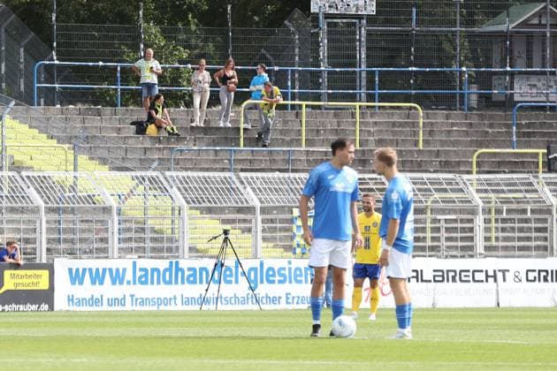 Fußball-Regionalliga Nordost: 1. FC Lok Leipzig vs. FSV 63 Luckenwalde, 13.09.25 Auswärts-Fans aus Luckenwalde in ihrem Fanblock. Fußball, Regionalliga Nordost, Saison 2025 2026, 7. Spieltag: 1. FC Lok Leipzig vs. FSV 63 Luckenwalde am 13.09.25 im Bruno-Plache-Stadion, Leipzig. Copyright: xBEAUTIFULxSPORTS JanxKaeferx