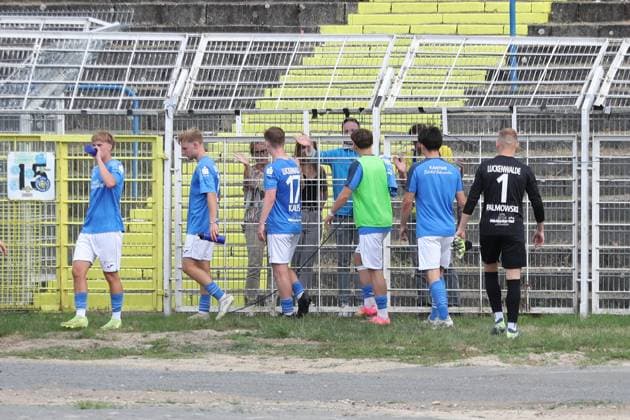 Fußball-Regionalliga Nordost: 1. FC Lok Leipzig vs. FSV 63 Luckenwalde, 13.09.25 Das Team von Luckenwalde bedankt sich bei den wenigen mitgereisten Fans am Fanblock. Fußball, Regionalliga Nordost, Saison 2025 2026, 7. Spieltag: 1. FC Lok Leipzig vs. FSV 63 Luckenwalde am 13.09.25 im Bruno-Plache-Stadion, Leipzig. Copyright: xBEAUTIFULxSPORTS JanxKaeferx